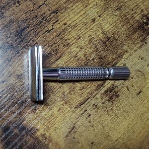 Sterilized safety razor